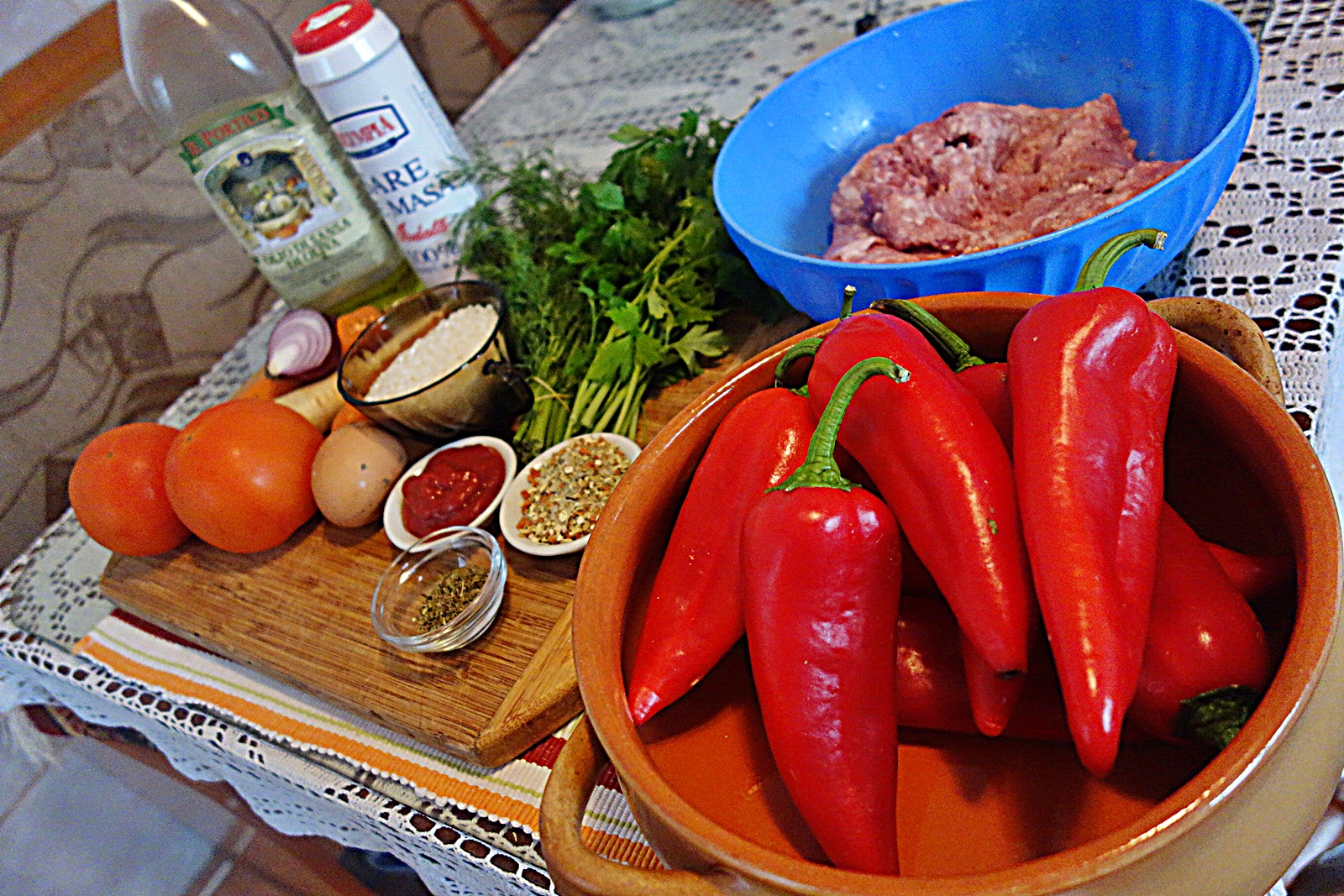 Ardei kapia rosu umplut cu legume si carne de pui