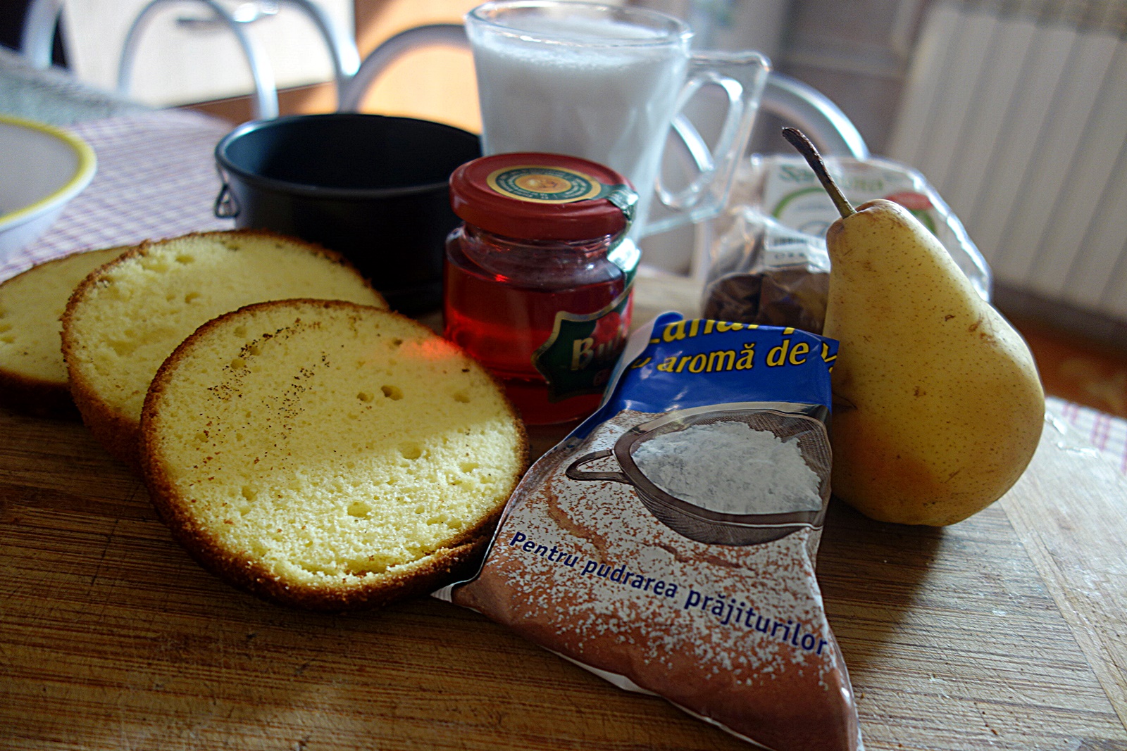 Prajitura cu pere fierte in sirop de trandafir si crema de castane