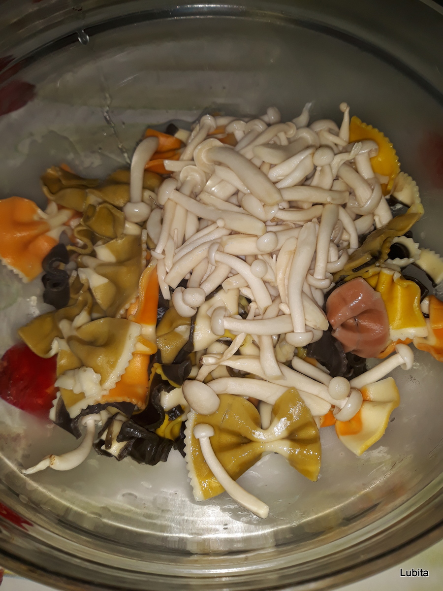 Salata de paste cu ciuperci si masline