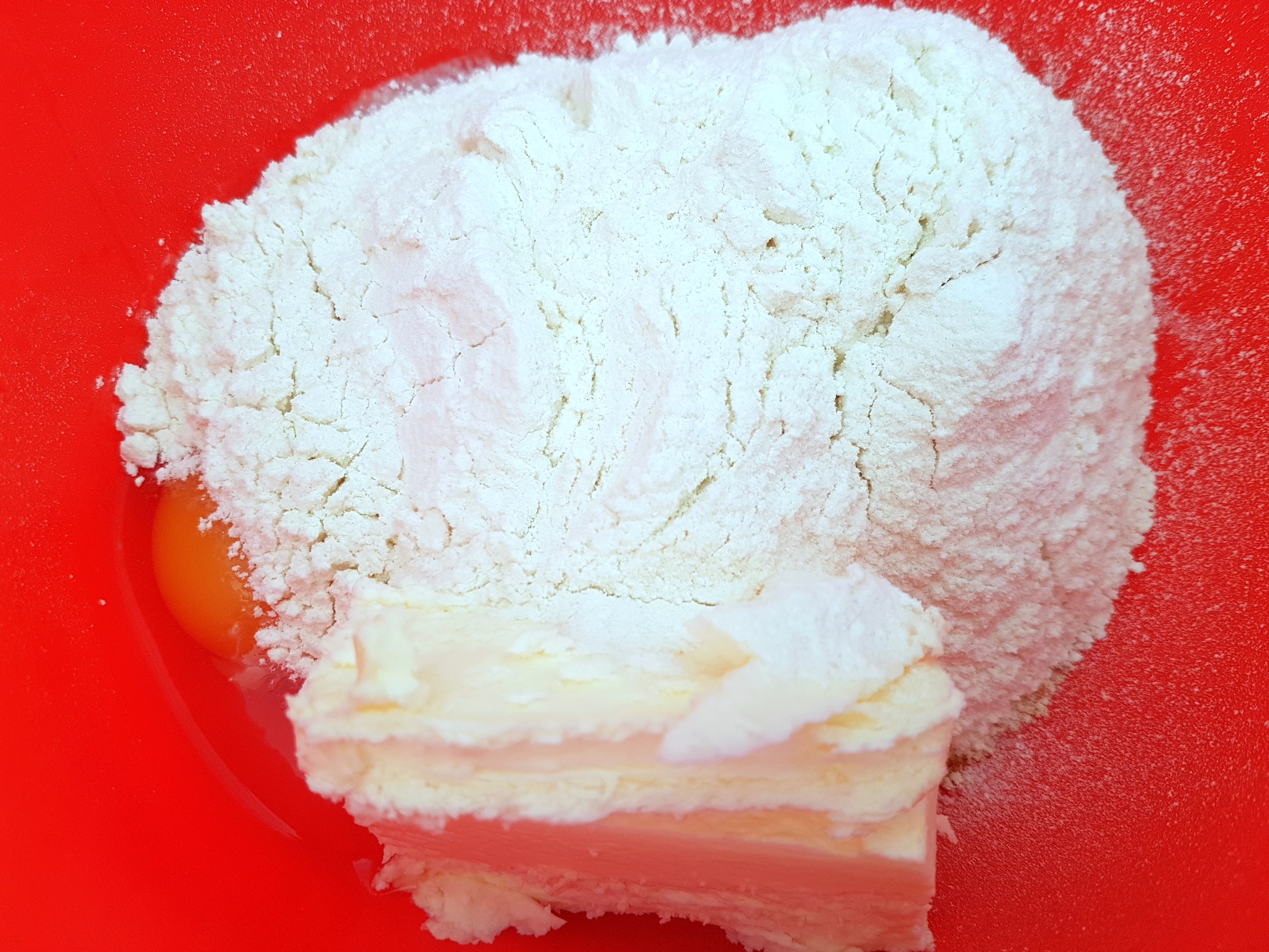 Fursecuri cu iaurt si aroma de lamaie decorate cu royal icing