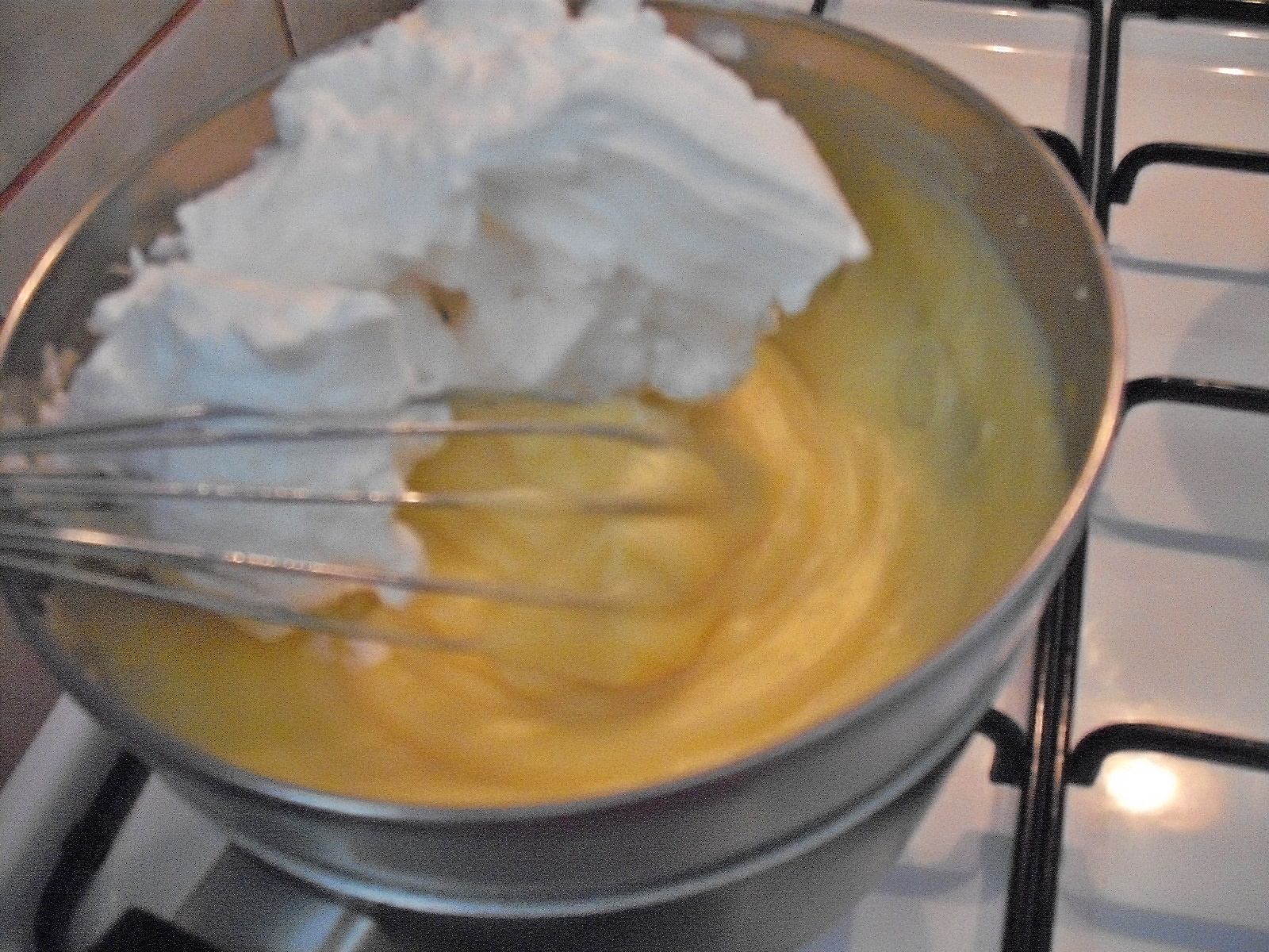 Prajitura fina cu crema de vanilie si jeleu de rodie