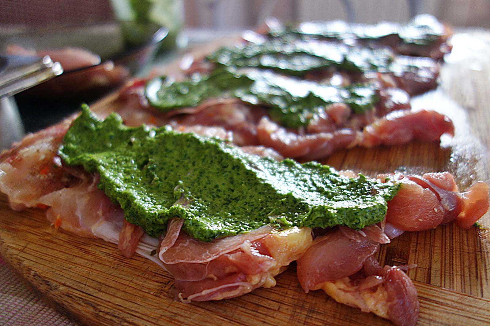 Rulouri din pulpe de pui cu prosciutto si patrunjel verde