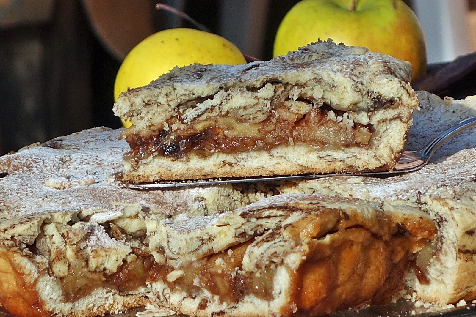 Tarta cu blat fraged din rulouri cu pudra de roscove si umplura de mere