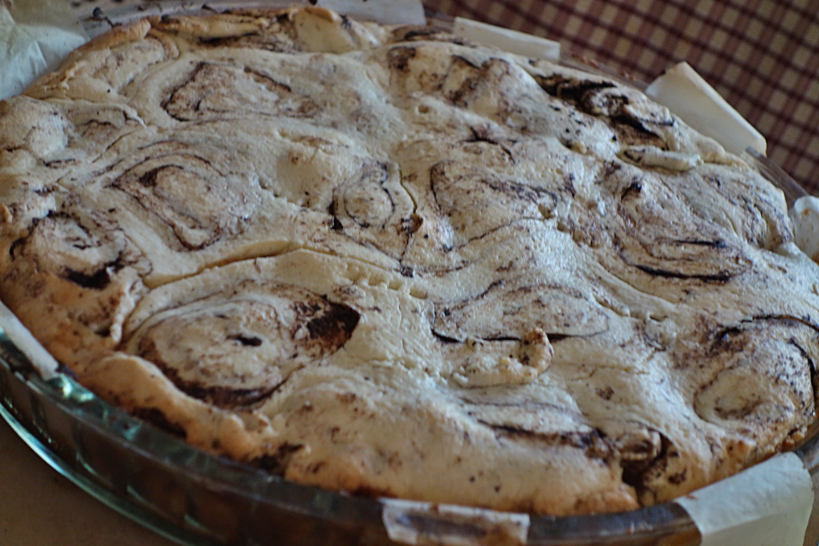 Tarta cu blat fraged din rulouri cu pudra de roscove si umplura de mere