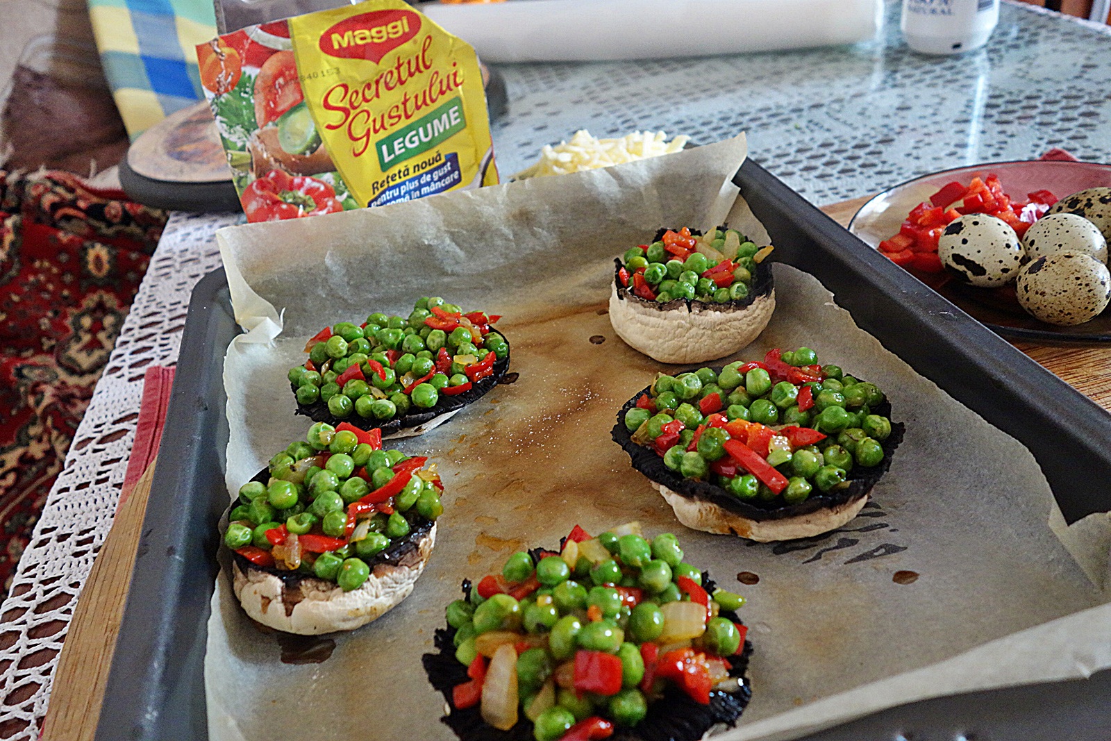 Ciupercute umplute cu mazare, mozzarella si oua de prepelita