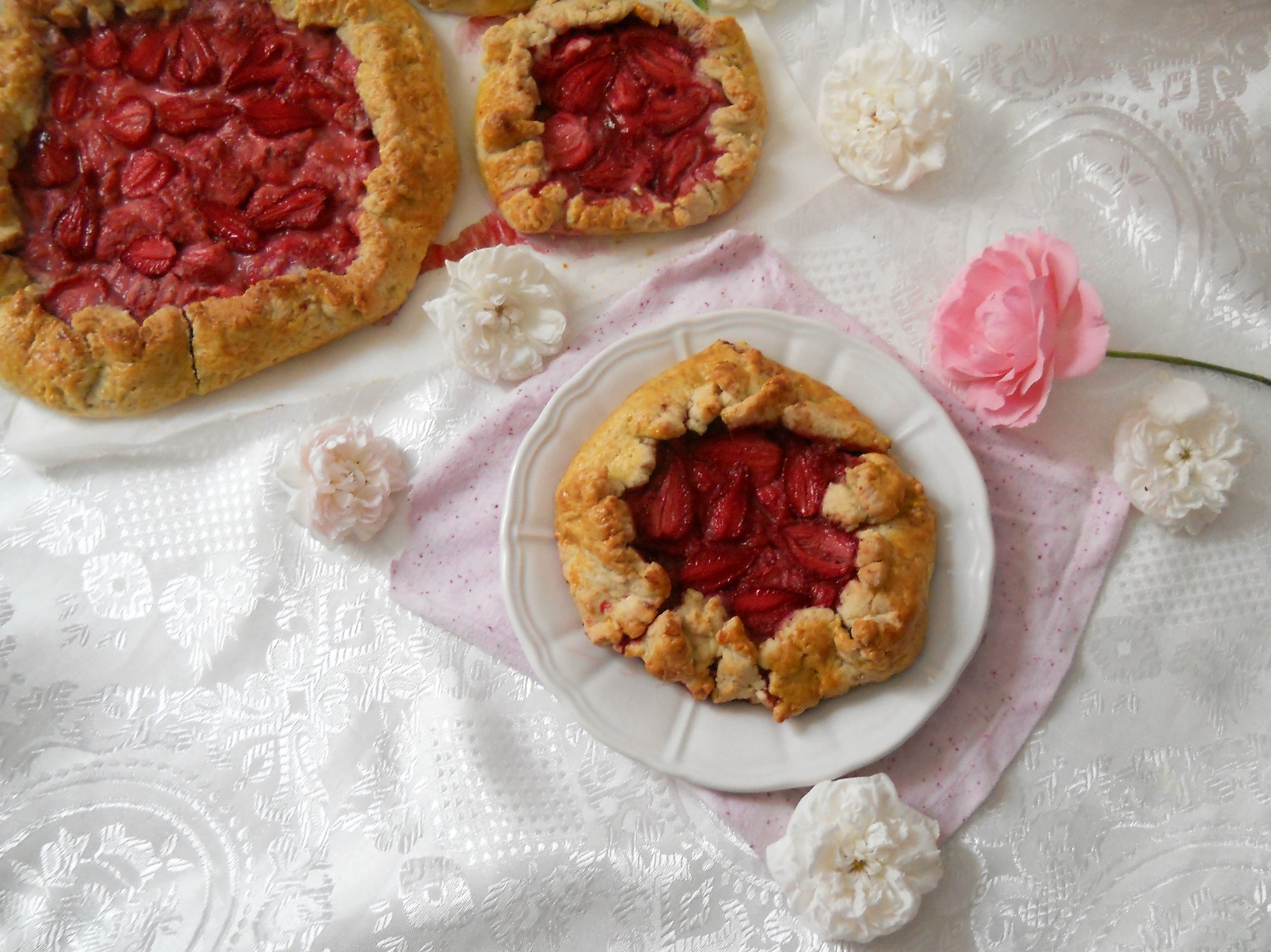 Tarta rustica cu capsune