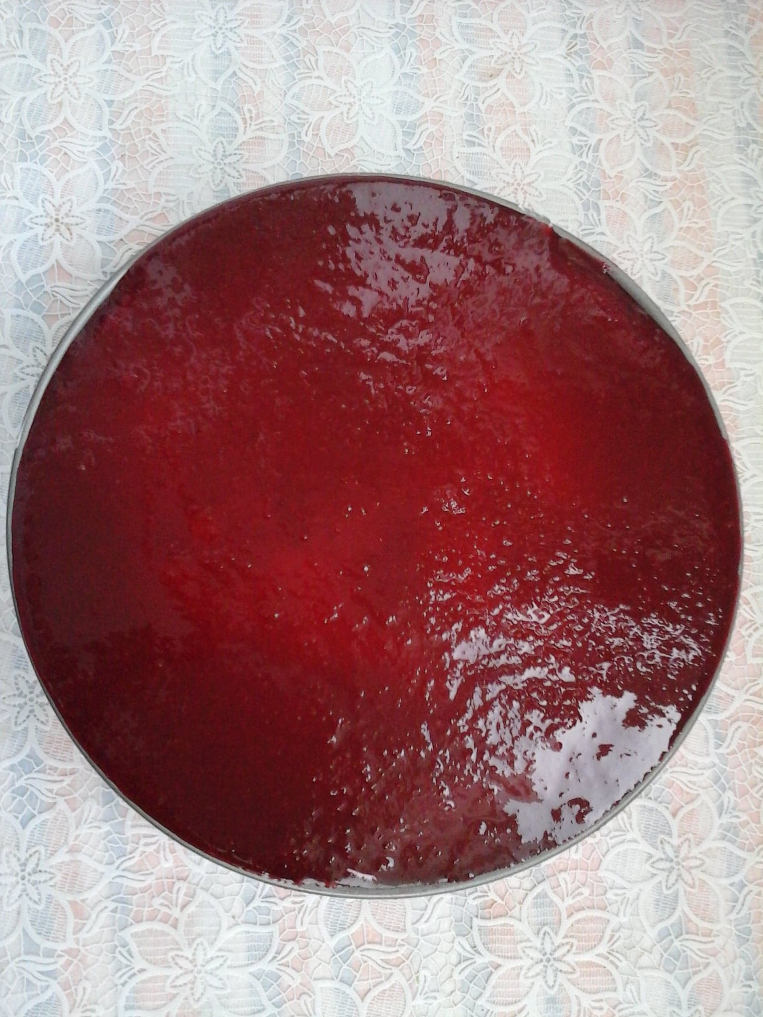 Cheesecake de capsuni cu jeleu de visine