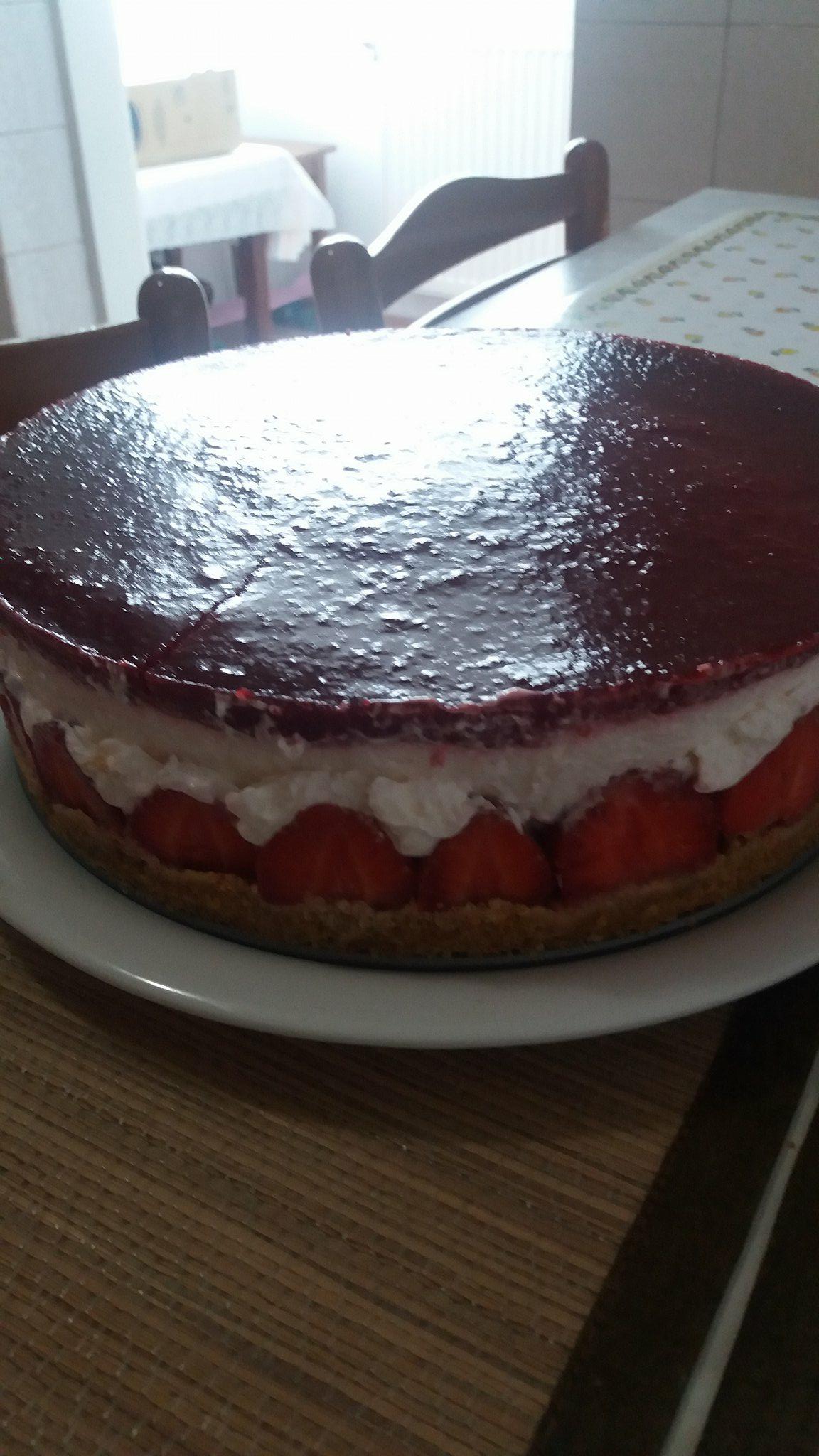 Cheesecake de capsuni cu jeleu de visine