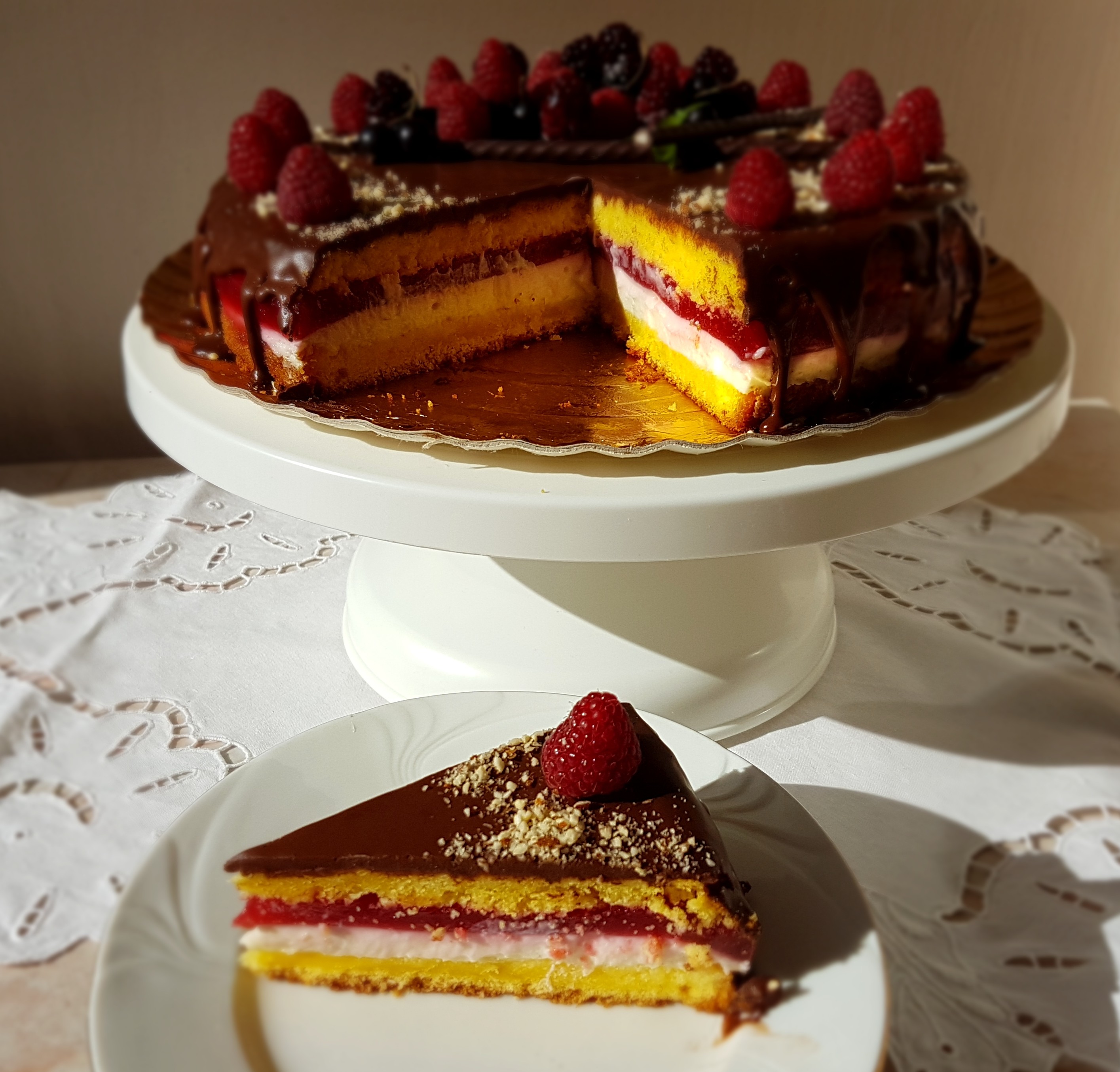 Tort cu jeleu de zmeura si crema mascarpone