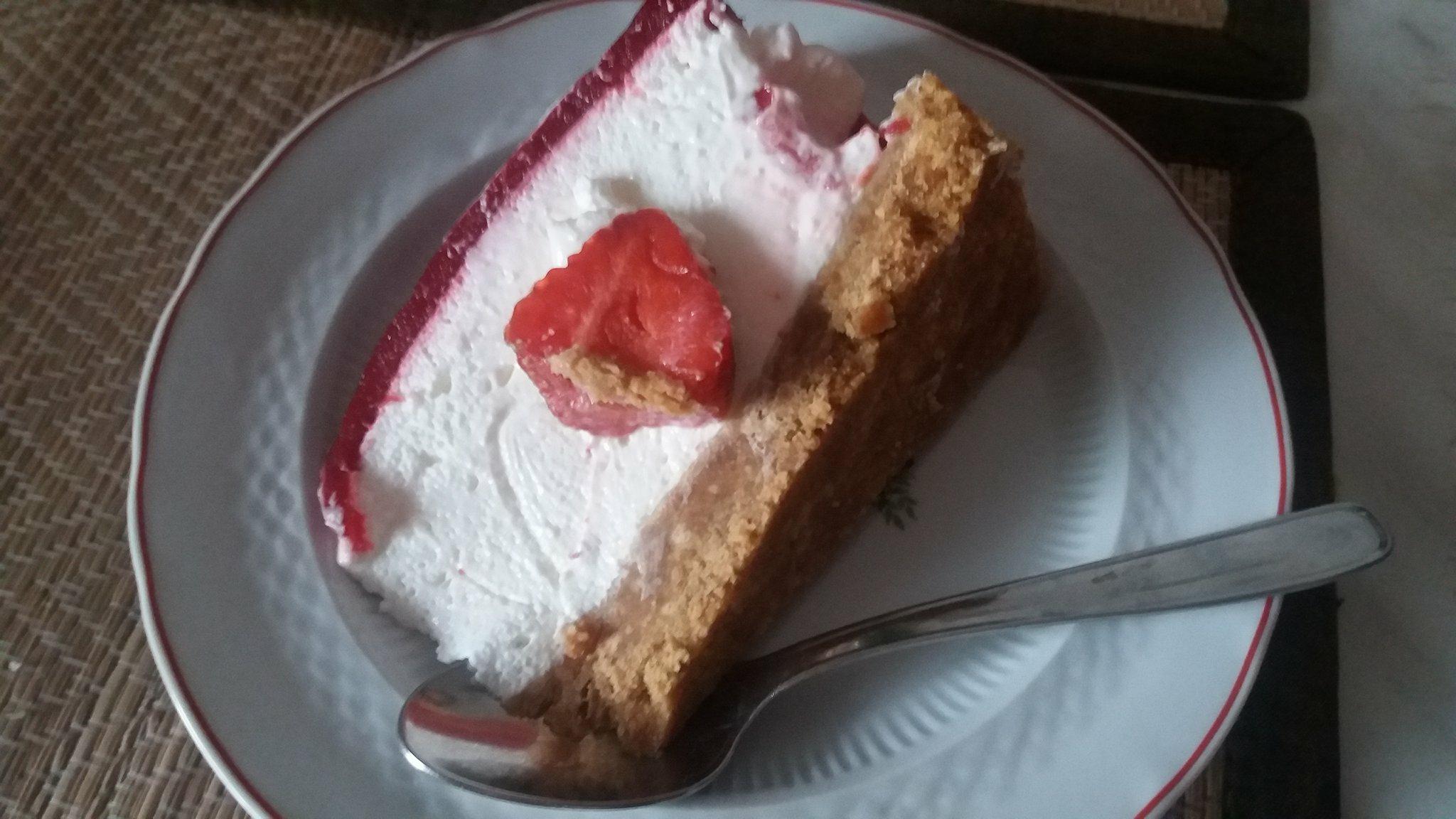 Cheescake de capsuni cu jeleu de visine