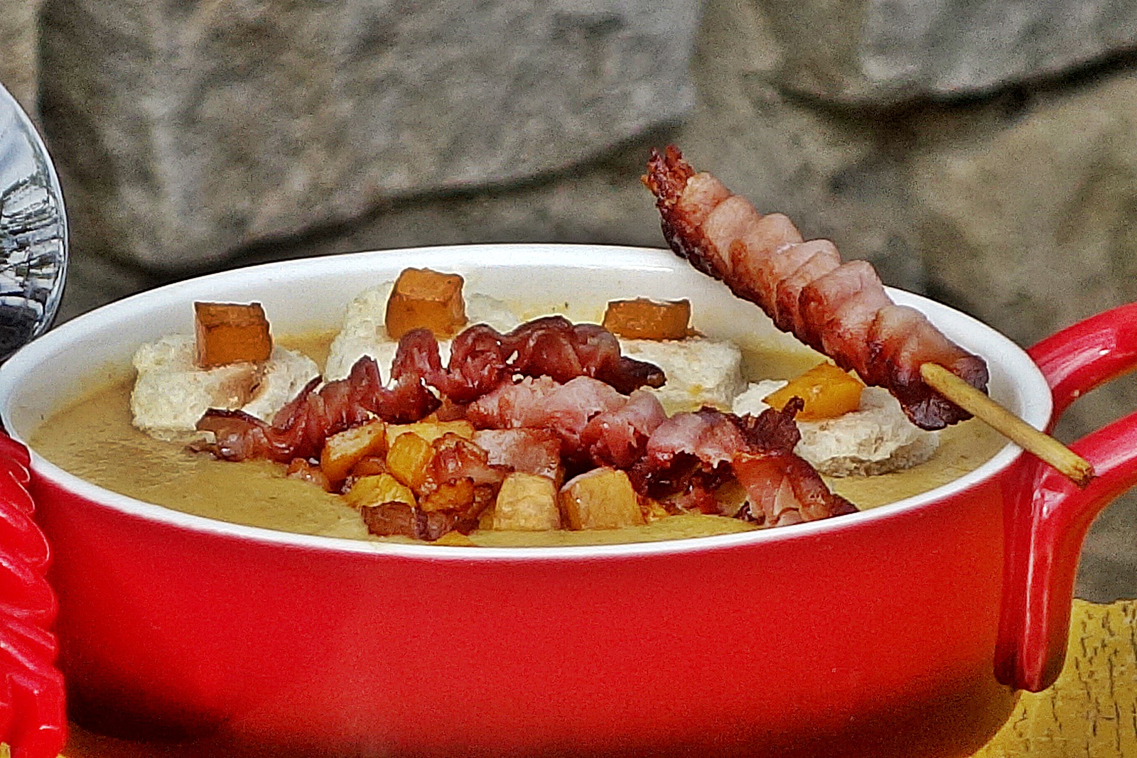 Supa crema de dovleac,cu gutuie si jambon