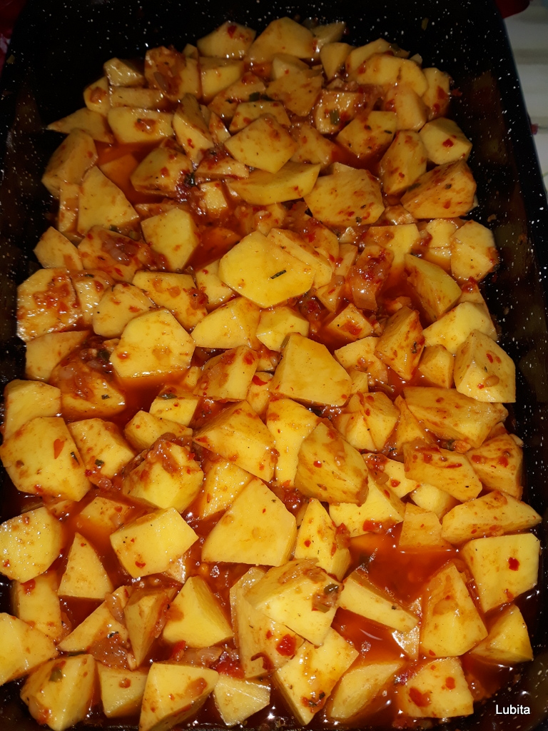 Cartofi, carnati si fleica la cuptor