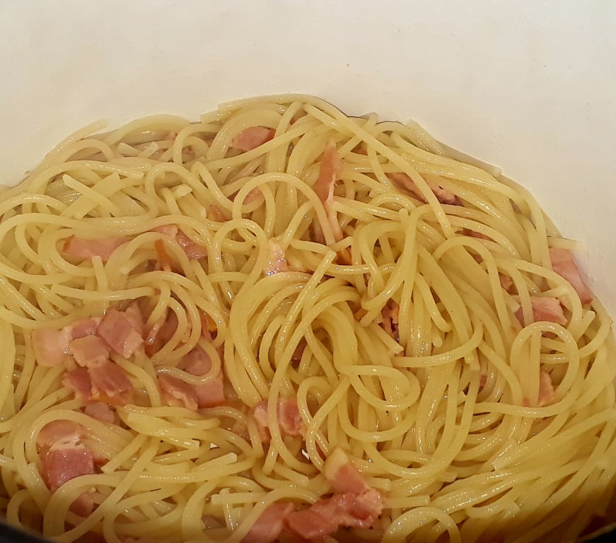 Spaghete carbonara romaneasca