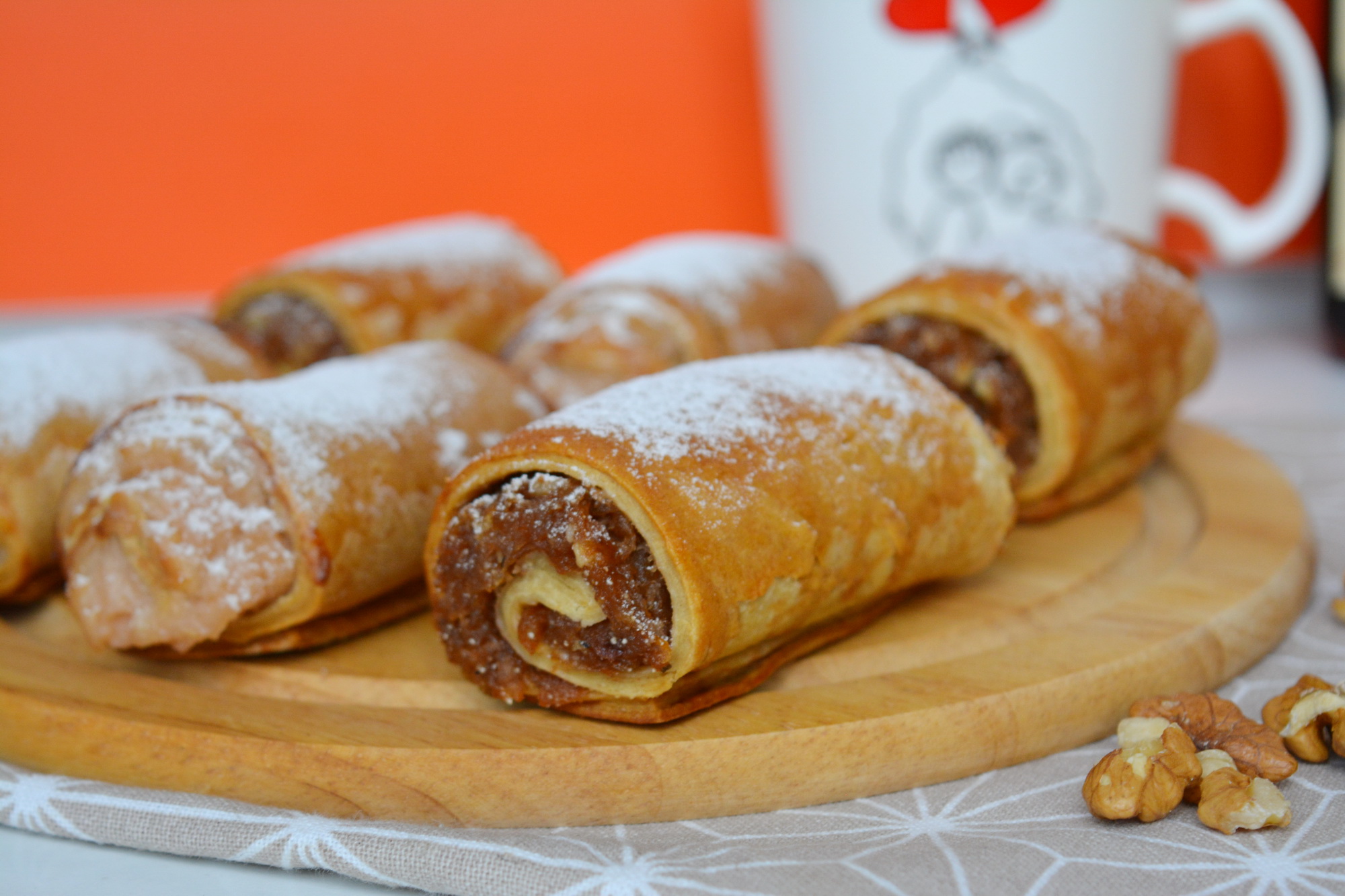 Strudel cu aluat fraged de casa, umplutura de mar si crema de vanilie