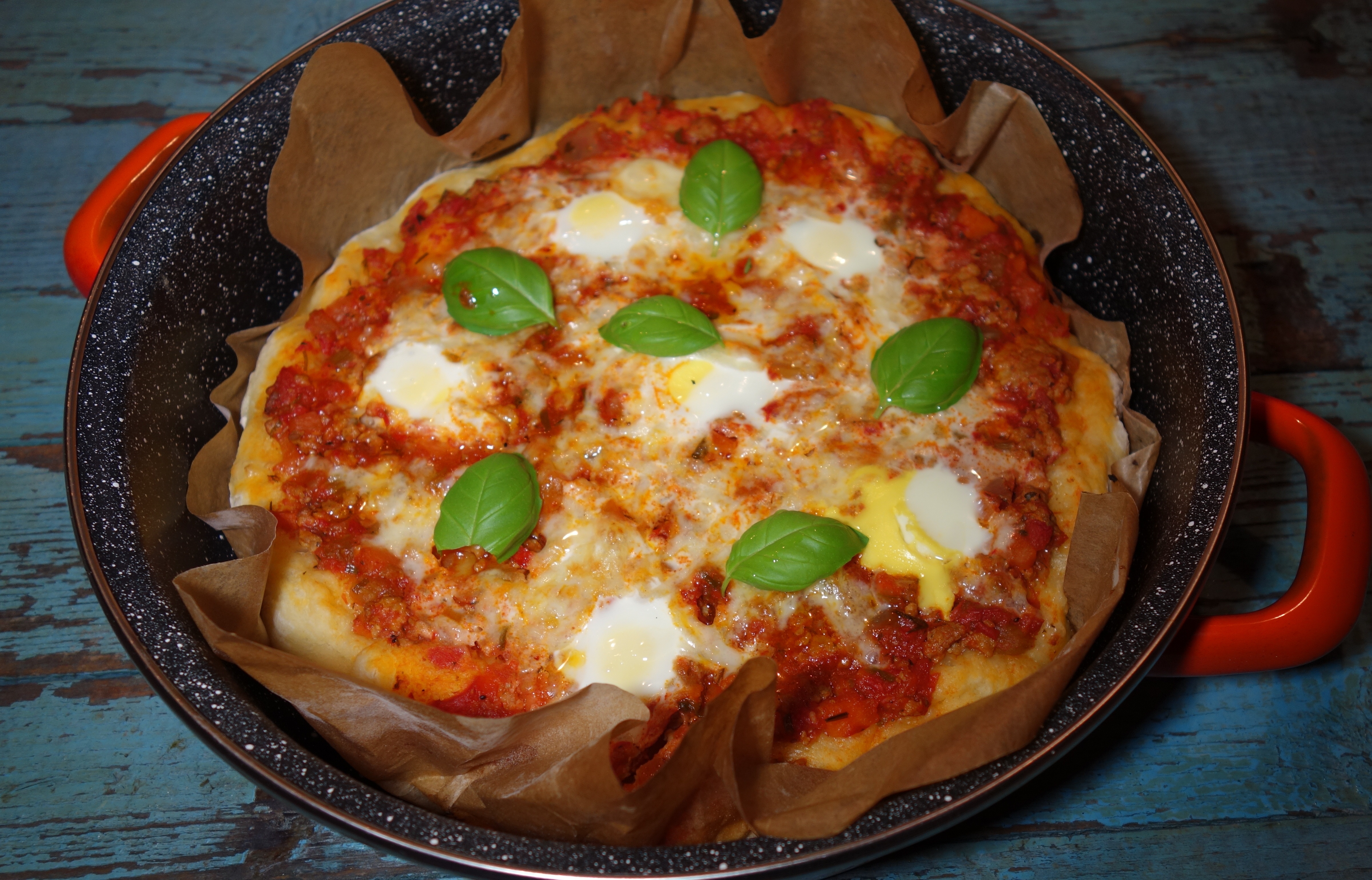 Pizza bolognese cu oua de prepelita