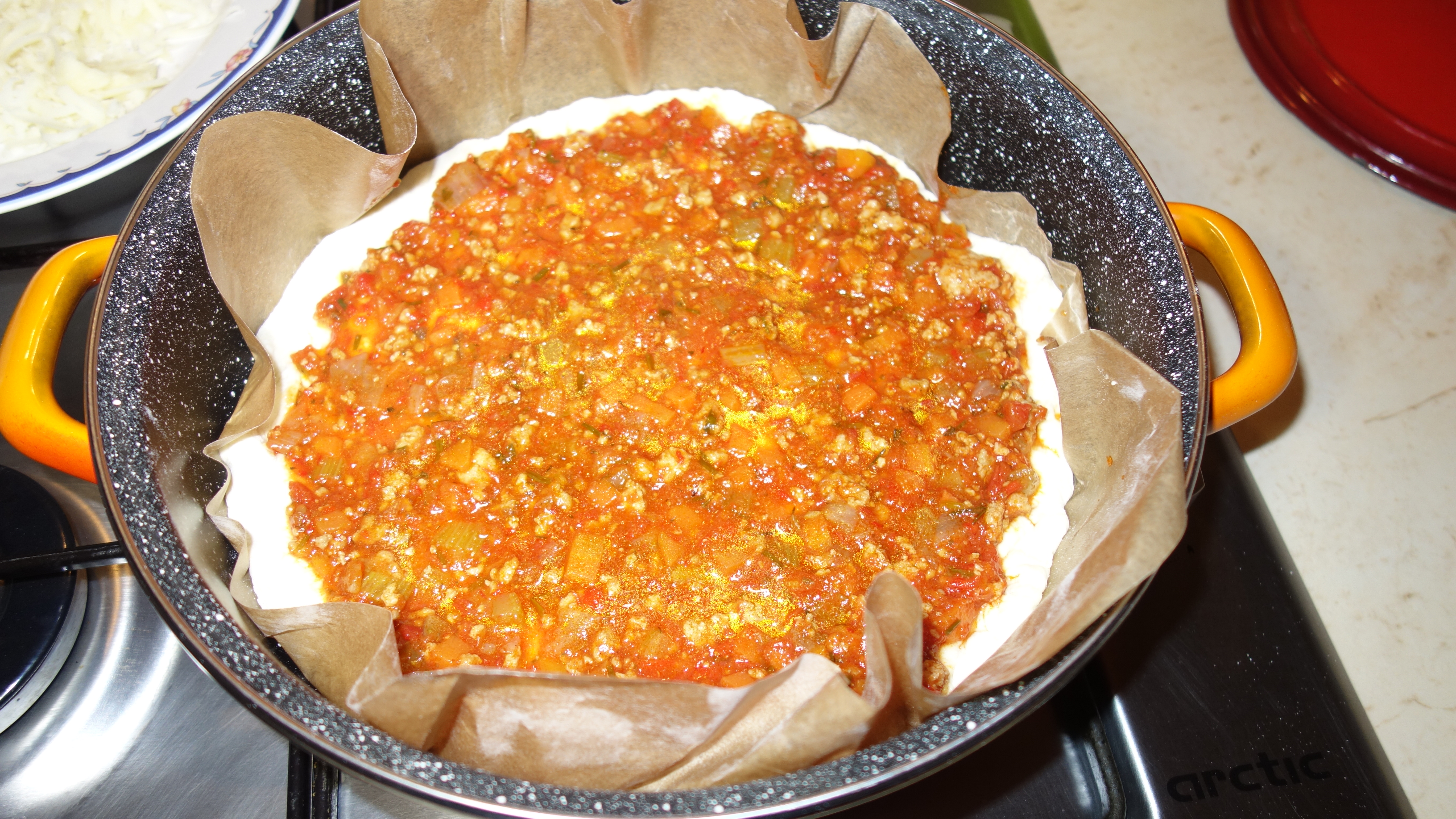 Pizza bolognese cu oua de prepelita