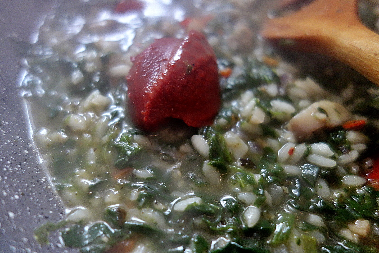 Mancarica de spanac verde si orez cu oua posate de prepelita