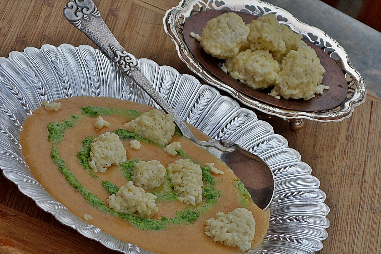 Supa crema de legume cu galusti din fulgi de mei si pesto de patrunjel