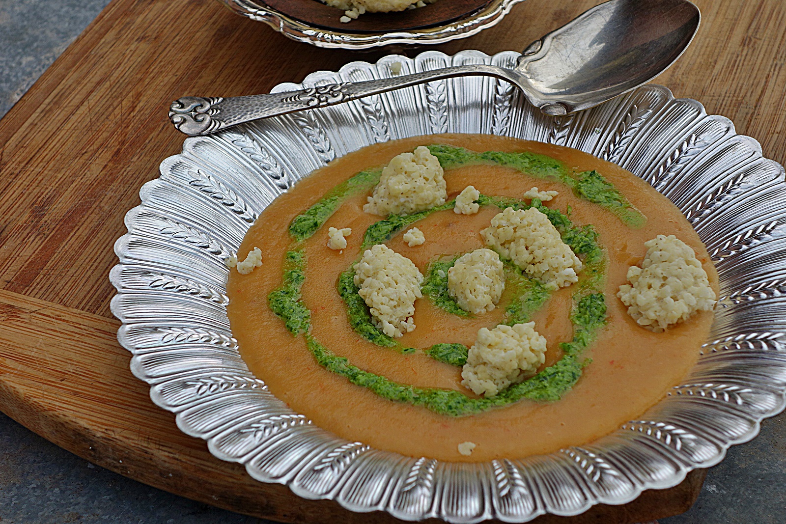 Supa crema de legume cu galusti din fulgi de mei si pesto de patrunjel