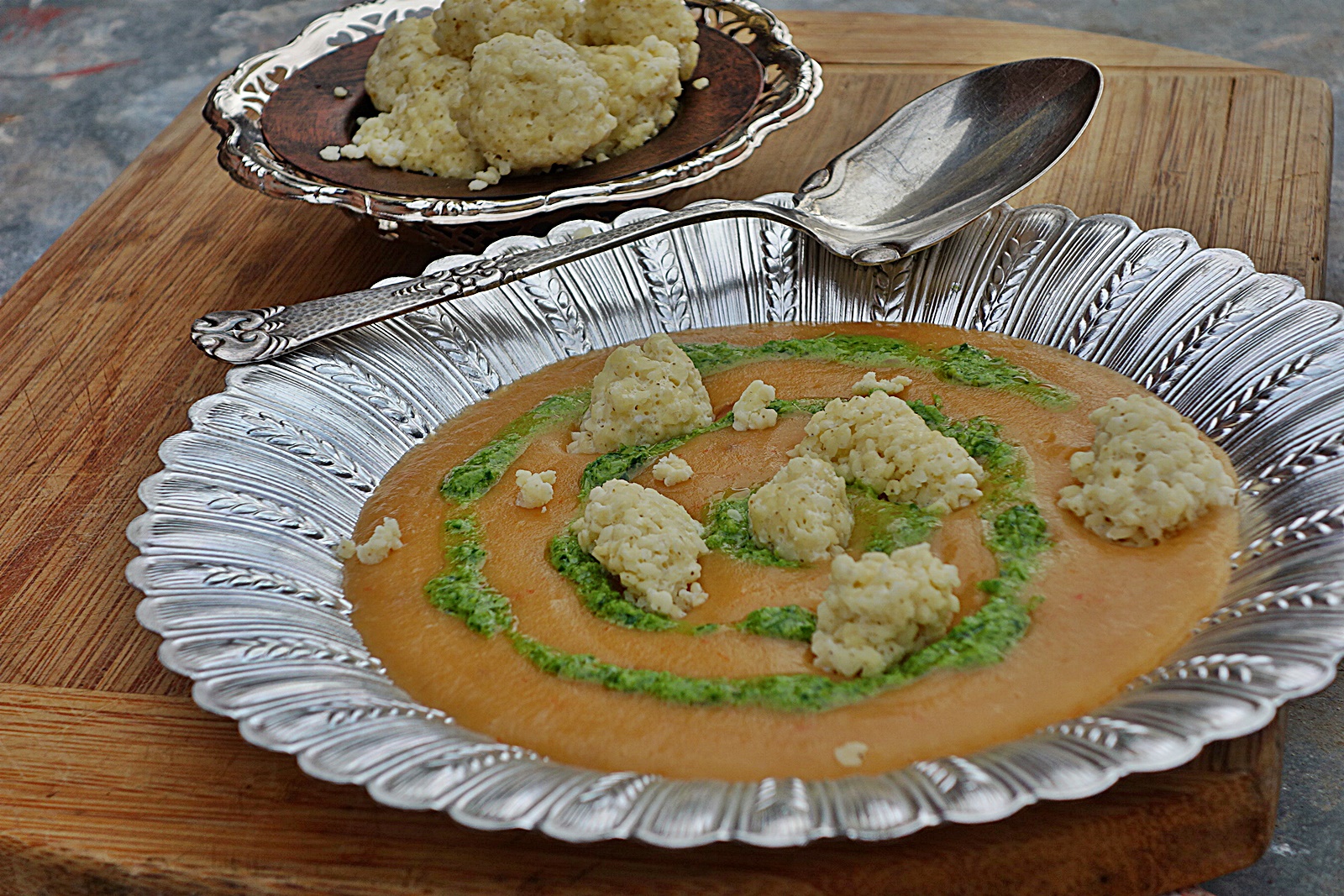 Supa crema de legume cu galusti din fulgi de mei si pesto de patrunjel