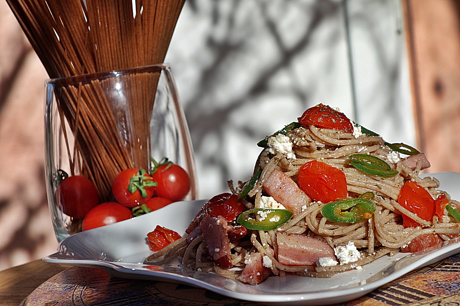 Spaghete picante cu afumatura si cas