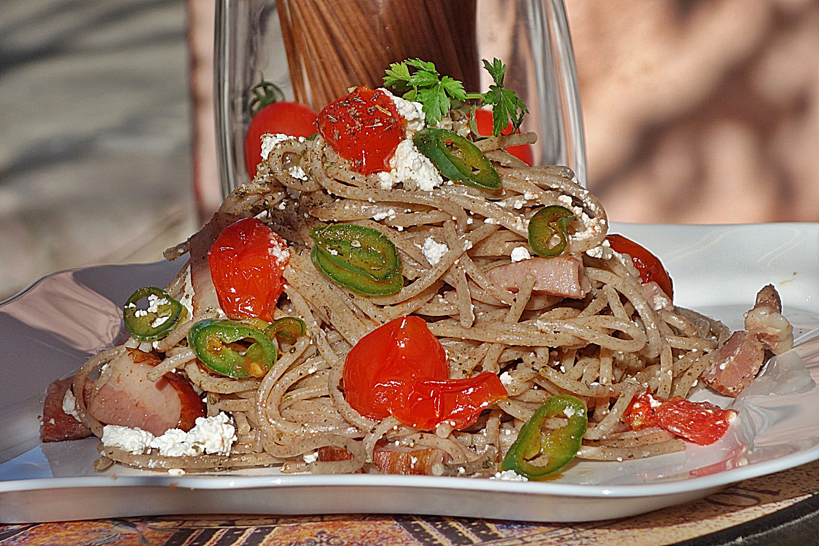 Spaghete picante cu afumatura si cas