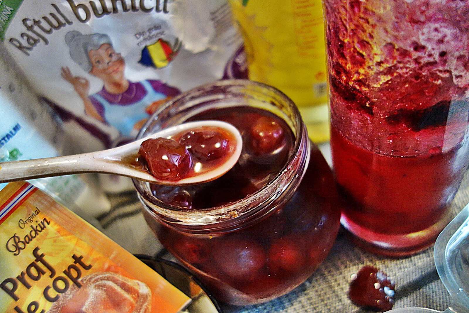 Prajitura cu umplutura de dulceata de cirese si perle de tapioca