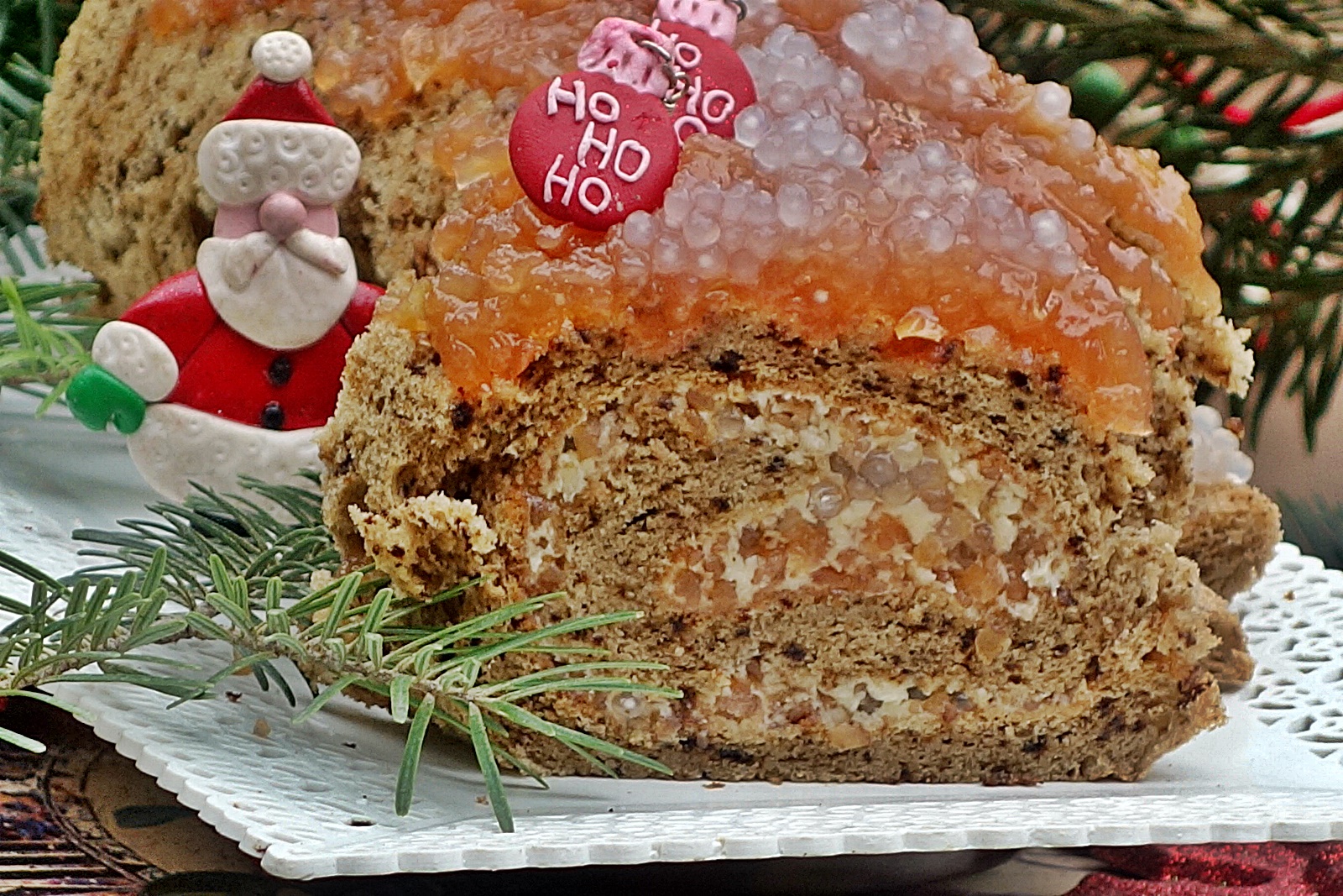 Rulada cu blat de cafea si umplutura de gem de gutuim cu perle de tapioca