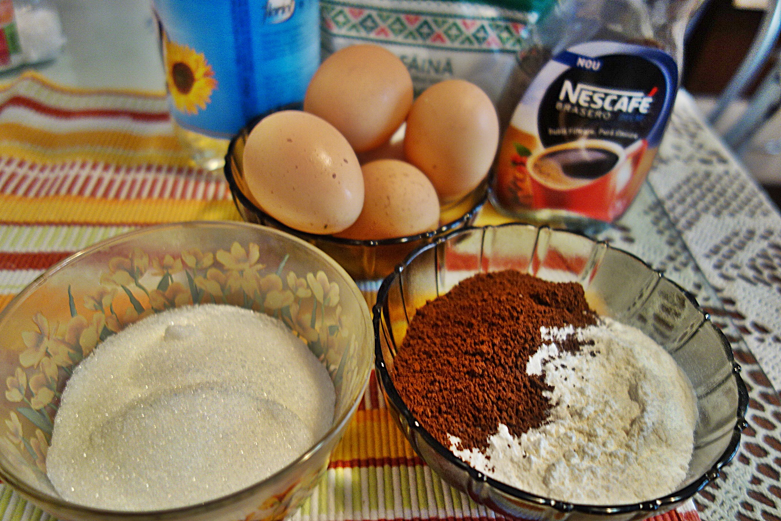 Rulada cu blat de cafea si umplutura de gem de gutuim cu perle de tapioca