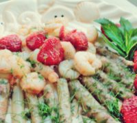 Salată de căpșuni, creveți și sparanghel