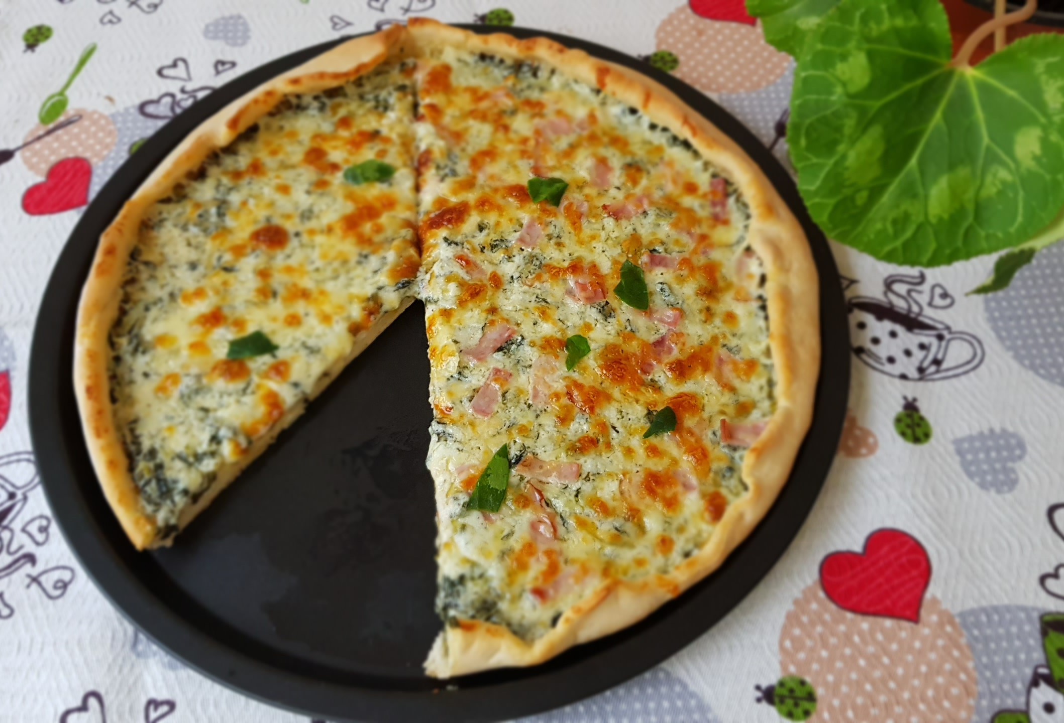 Pizza cu spanac si sos Alfredo