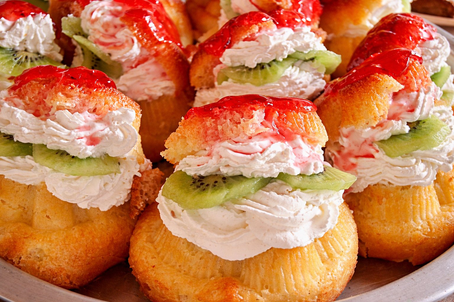 Savarine cu aluat dospit si fructe exotice