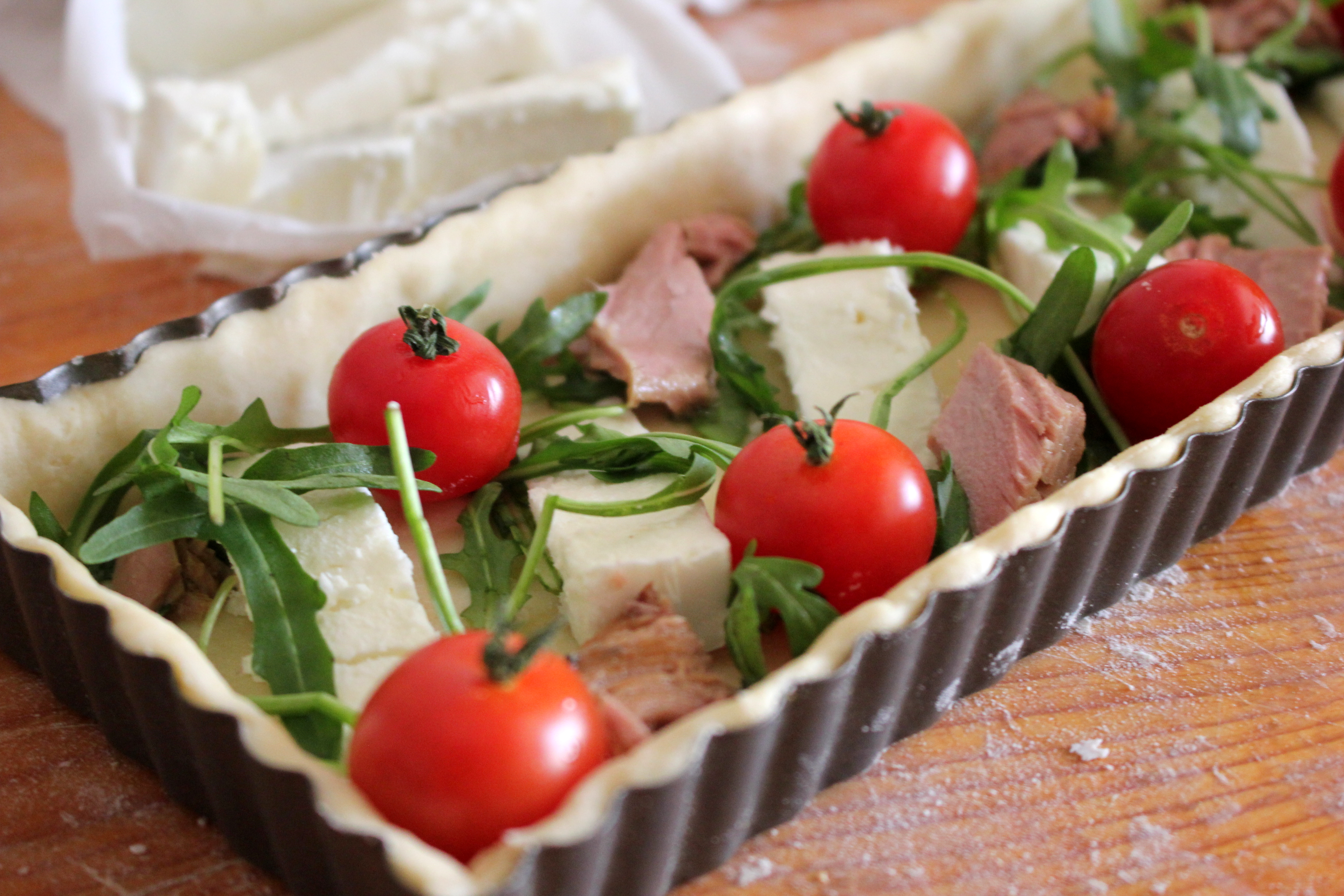 Tarta aperitiv cu feta, rucola si rosii