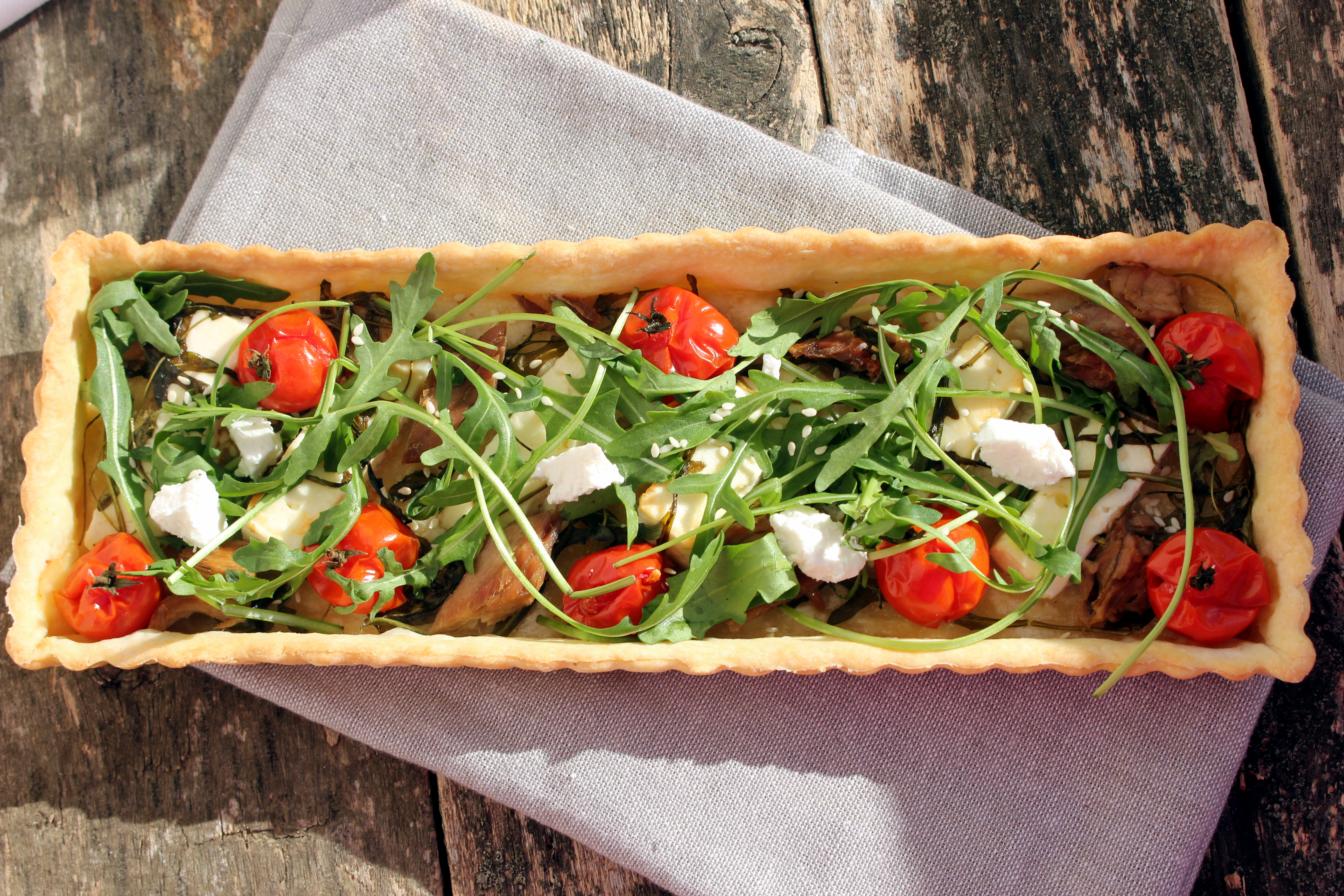 Tarta aperitiv cu feta, rucola si rosii