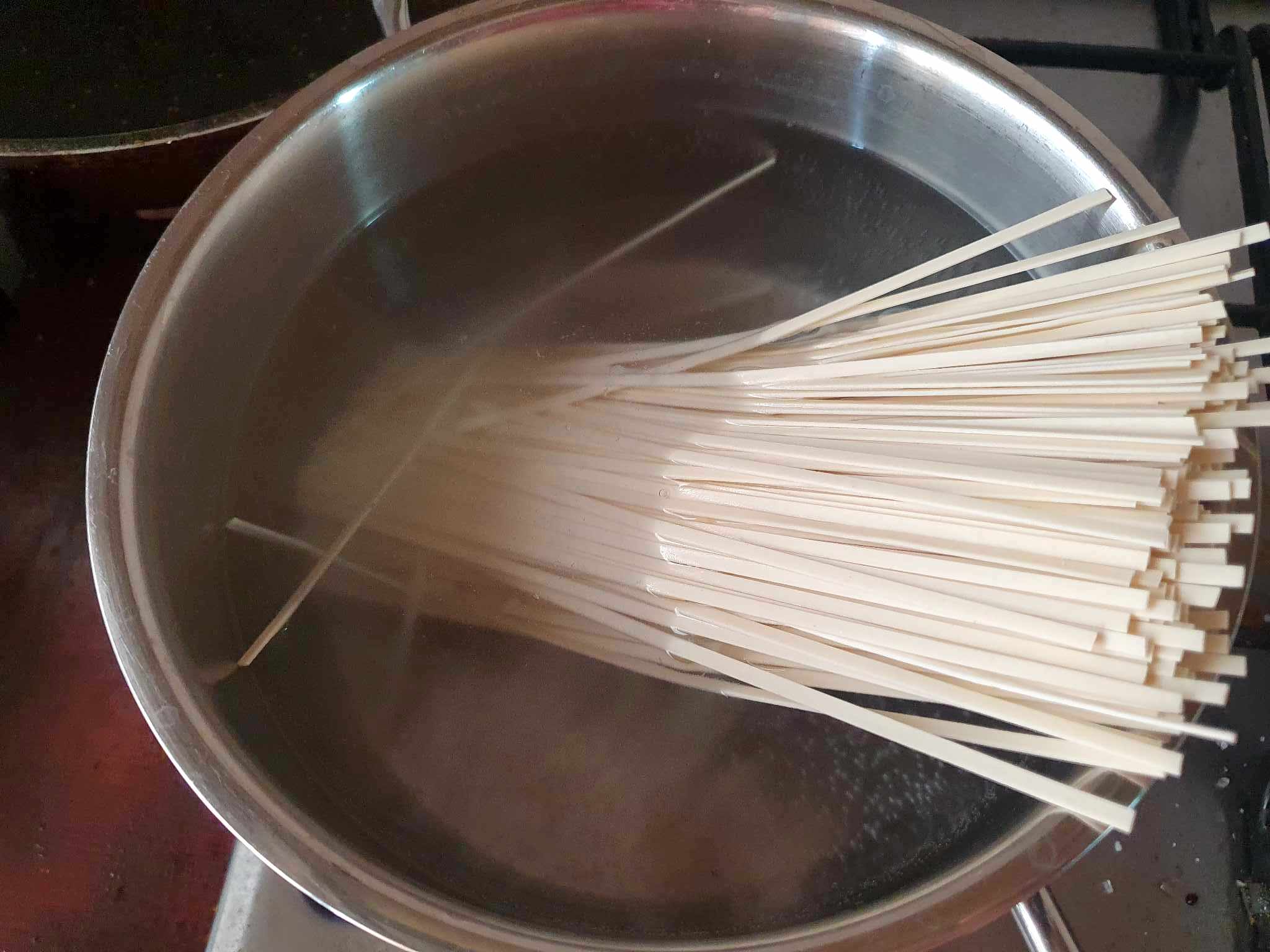 Noodles cu legume si piept de pui