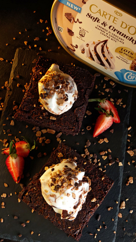 Brownie cu înghețată cremoasă și topping crunchy