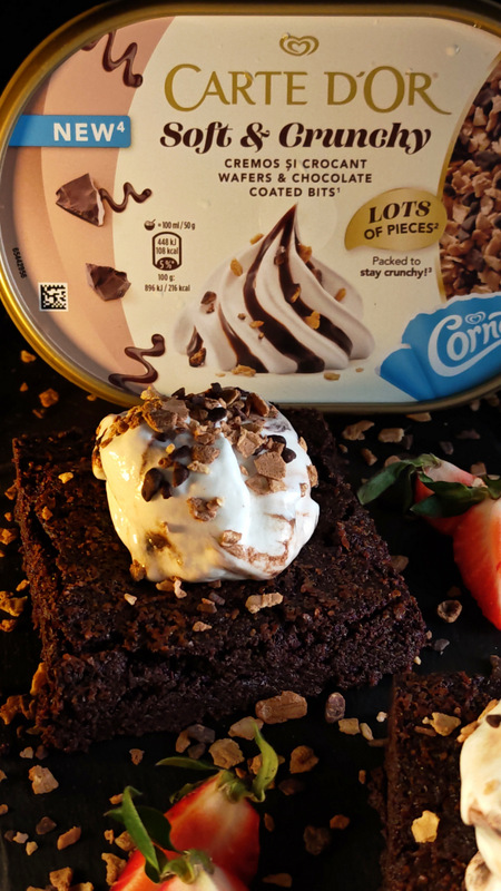 Brownie cu înghețată cremoasă și topping crunchy