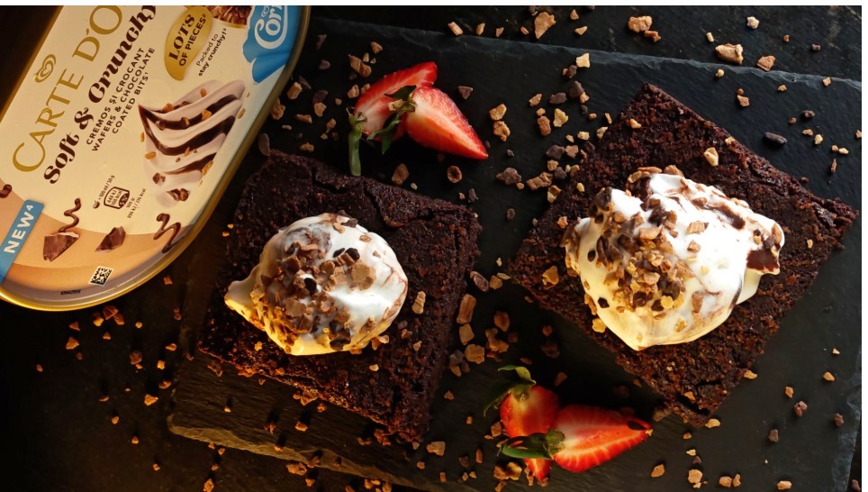 Brownie cu înghețată cremoasă și topping crunchy