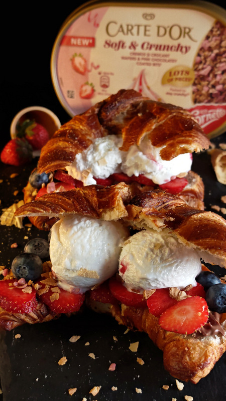 Croissant umplut cu înghețată și fructe - Desertul rapid și delicios