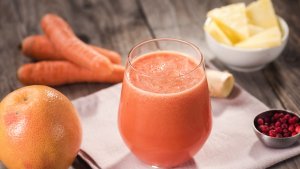 Suc pentru cresterea imunitatii cu morcov, ananas si ghimbir