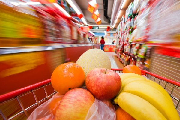 Supermarket-urile din Romania, obligate sa doneze alimentele aflate aproape de data expirarii
