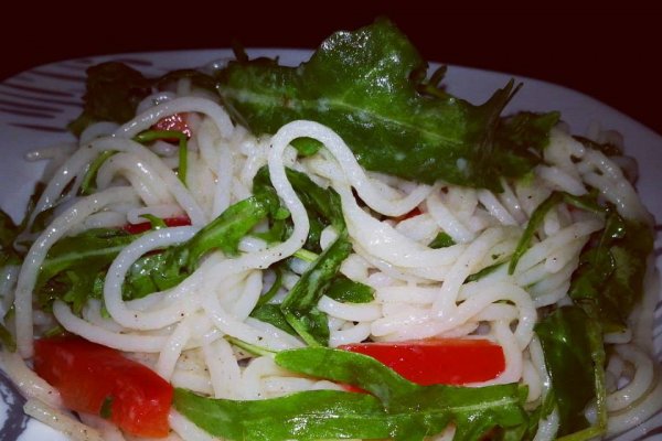 Spaghete cu rucola si ardei rosu