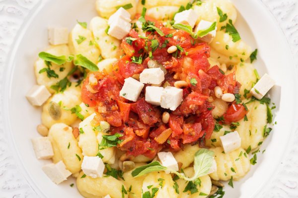 Gnocchi cu sos de rosii, oregano si tofu afumat