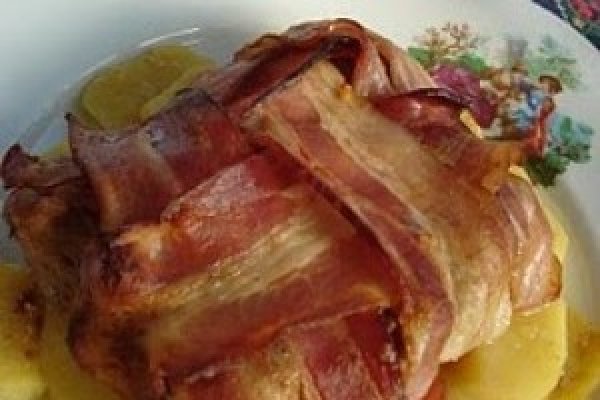 Spata de porc cu bacon impletit