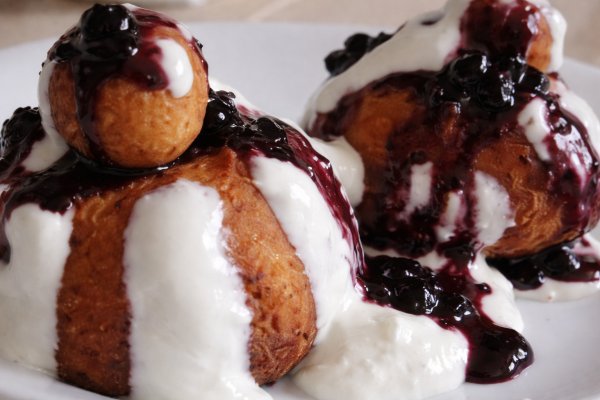 Reţetă de preparare a papanaşilor cu dulceata de afine si smantana