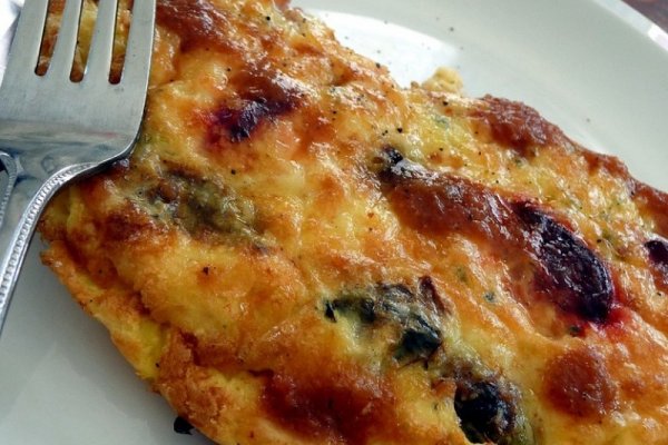 Frittata cu carnati si ceapa verde