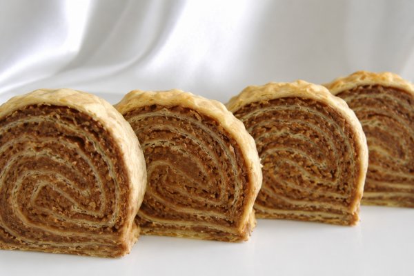 Rulada cu foi de napolitana si biscuiti