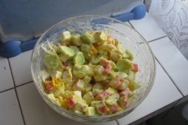 Salata de surimi cu iaurt si ou
