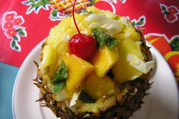 Ananas umplut cu fructe