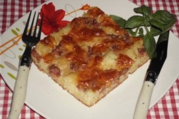 Focaccia de cartofi cu cascaval afumat si carnati